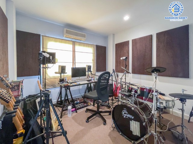 *****บ้านแฝดมือสองย่านปทุมธานี ม.เวนิว ติวานนท์-รังสิต เนื้อที่มากถึงเกือบ 39 ตร.ว. ฟังก์ชัน 3 ห้องนอน 3 ห้องน้ำ 2 ที่จอดรถ บ้านราคาดีสุดในโครงการ สภาพใหม่แทบไม่เคยอยู่ มาพร้อมของแถมเพียบ!! บนทำเลดี ใกล้รถไฟฟ้าสายสีแดง "สถานีรังสิต", ทางด่วน "ศรีสมาน" และ "ศรีรัช"